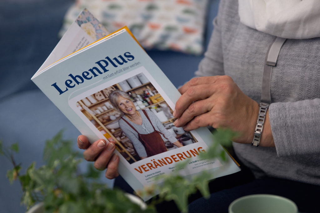ältere Menschen lesen das Seniorenmagazin LebenPlus