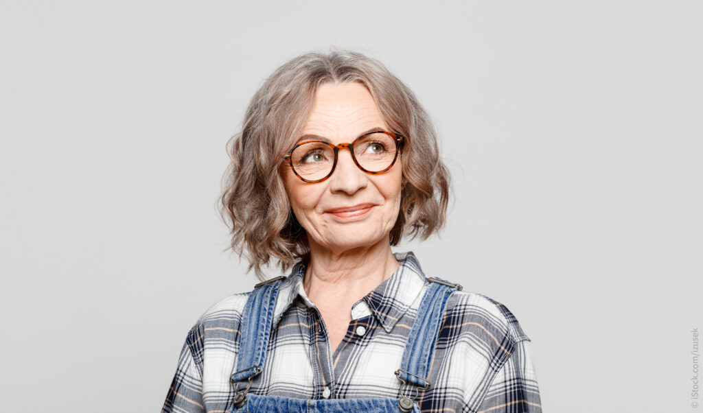 Sekraft im Alter; Eine ältere Frau trägt eine Brille