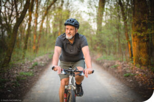 Fit im Alter: ein Senior fährt Fahrrad. Blogbild vom Seniorenmagazin LebenPlus