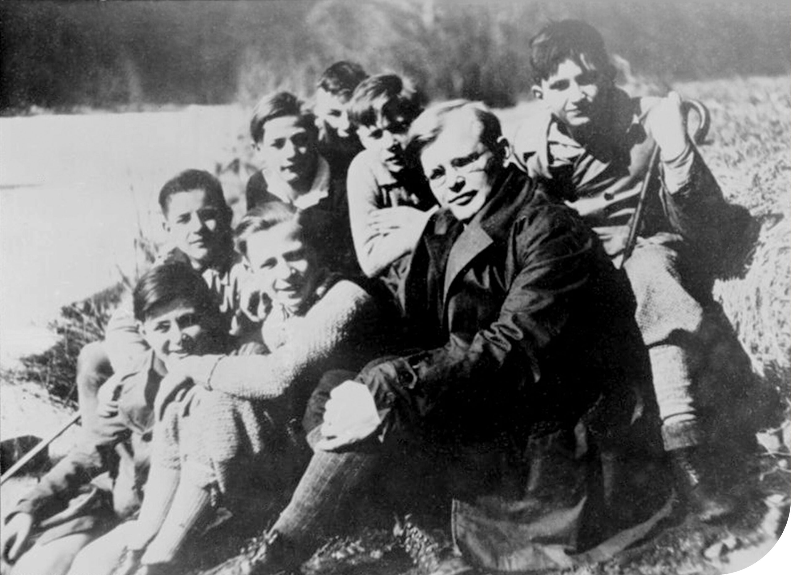 Foto von Dietrich Bonhoeffer mit Kindern aus dem Blogartikel: Gedichte von Dietrich Bonheffer