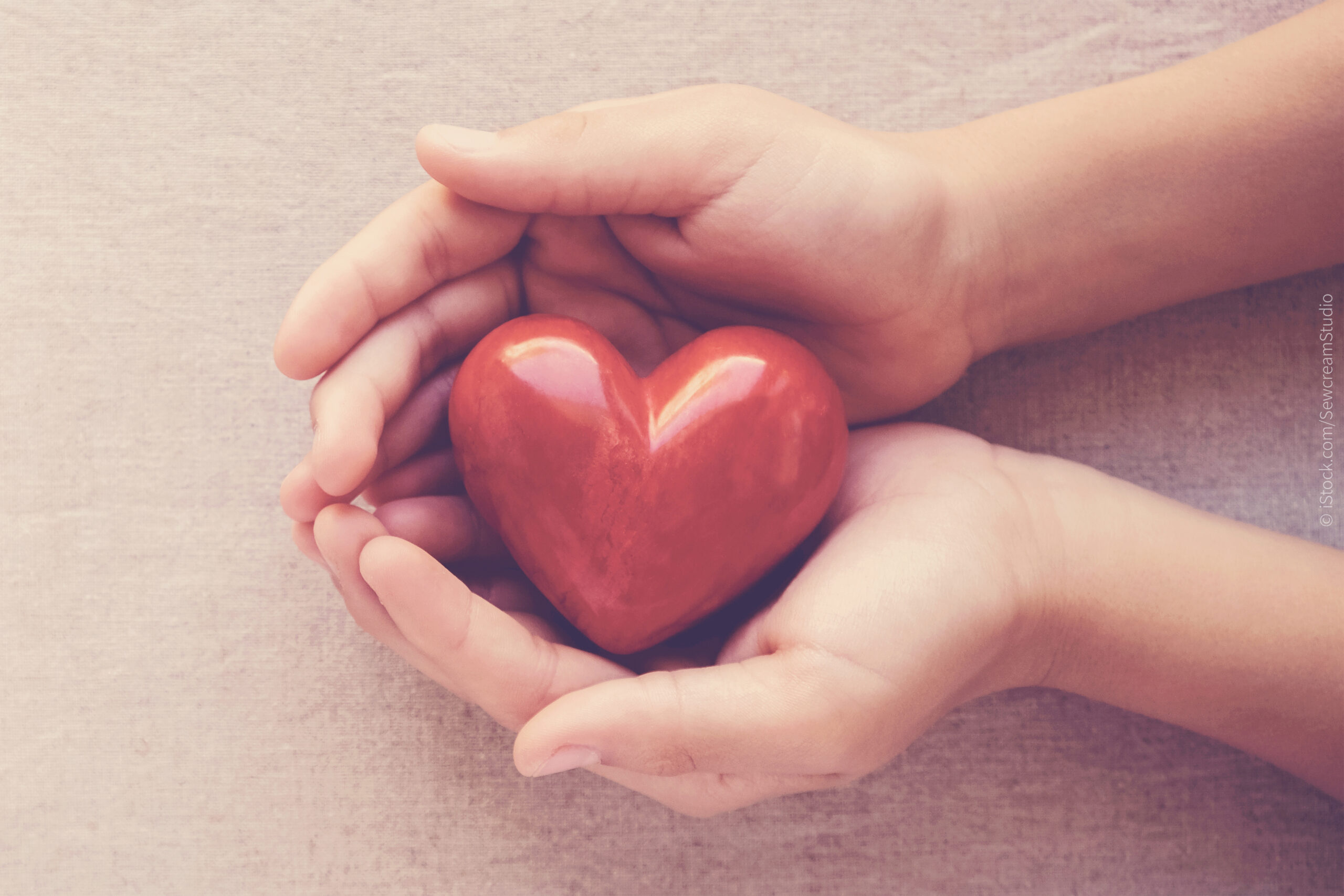 Ein Herz in zwei Händen. Blogbild zum Thema: "Liebt Gott mich?"